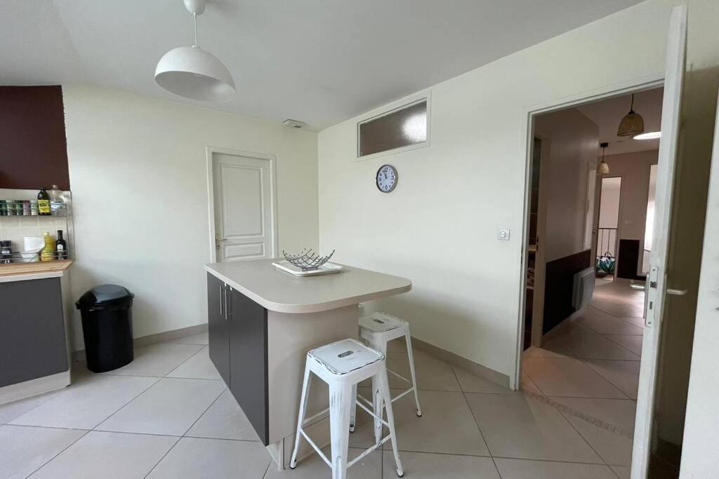 Superbe Appartement Avec 2 Chambres - 9 Personnes - Parking Prive Tournon-sur-Rhone Bagian luar foto