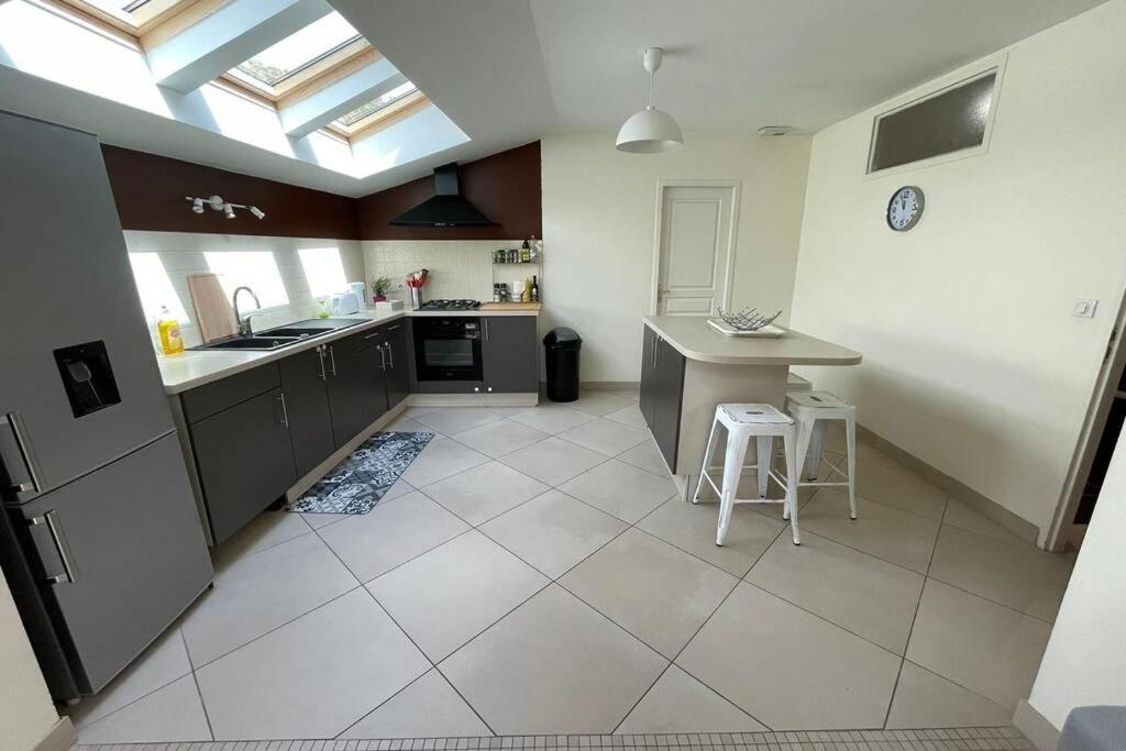 Superbe Appartement Avec 2 Chambres - 9 Personnes - Parking Prive Tournon-sur-Rhone Bagian luar foto