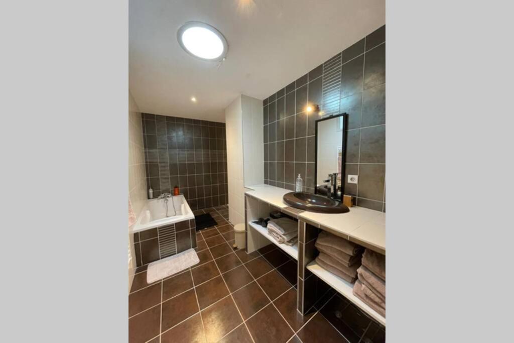 Superbe Appartement Avec 2 Chambres - 9 Personnes - Parking Prive Tournon-sur-Rhone Bagian luar foto
