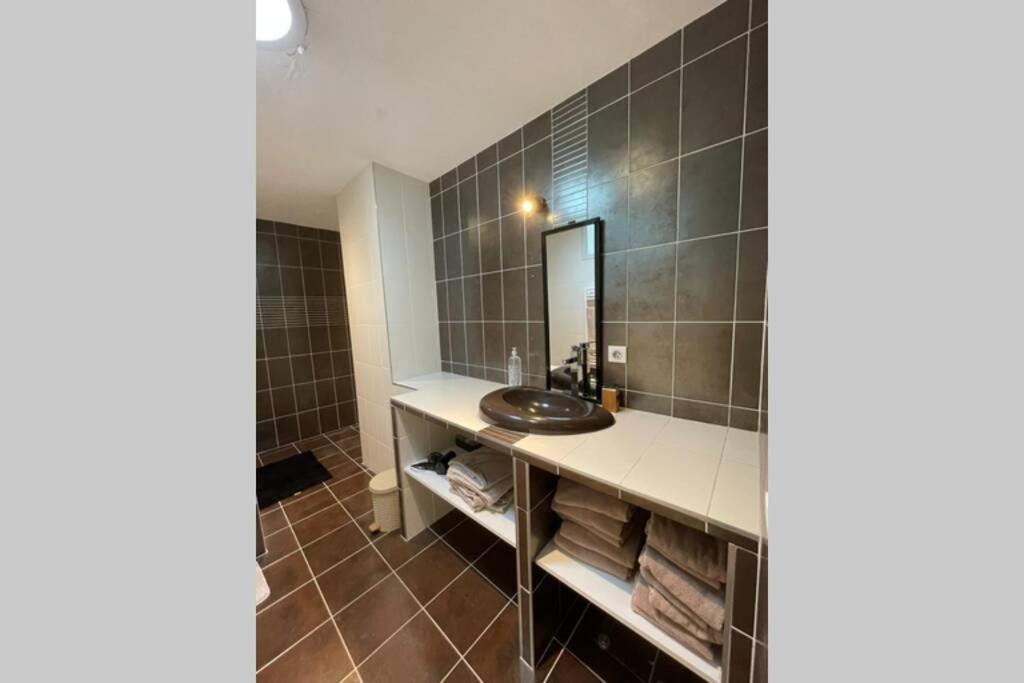 Superbe Appartement Avec 2 Chambres - 9 Personnes - Parking Prive Tournon-sur-Rhone Bagian luar foto